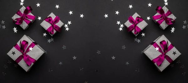 Rode Kerst geschenken, ornamenten op zwarte achtergrond. Winterholid — Stockfoto