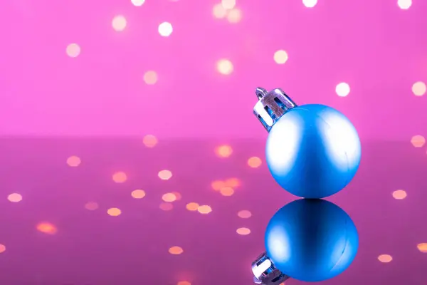 Weihnachten im Hintergrund. Weihnachtsdekoration blaue Kugel isoliert auf Urlaub Hintergrund mit funkelndem Bokeh-Licht. Abstraktes Winterkonzept. — Stockfoto