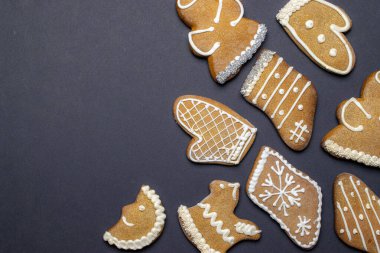 Zencefilli çörek adam. Xmas ev yapımı zencefil, bal kurabiyeleri koyu arka planda. Mutlu Noeller, afiş. Kış tatili Xmas teması. - Mutlu yıllar. Metin için boşluk