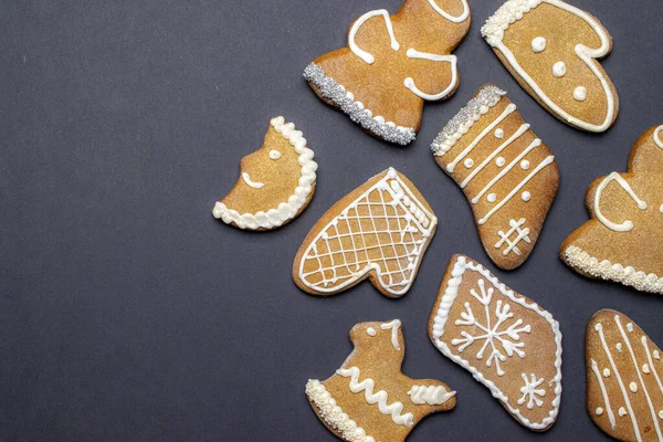 Hombre de jengibre. Jengibre casero de Navidad, galletas de miel sobre fondo oscuro. Feliz Navidad tarjeta de felicitación, pancarta. Tema Navidad de vacaciones de invierno. Feliz Año Nuevo. Espacio para texto — Foto de Stock