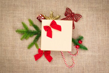 Yeni yıl arifesi arkaplanı. Xmas kutlama desenleri. Noel altın madalyaları keten dokulara izole edilmiş.