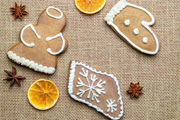 Galletas de jengibre caseras de Navidad. Celebración de cocina concepto de invierno. Año nuevo y navidad postal o invitación —  Fotos de Stock