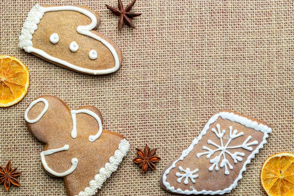 姜饼人。 圣诞自制生姜，亚麻布背景的蜜糖饼干。 圣诞快乐贺卡，横幅。 寒假圣诞节的主题。 新年快乐。 案文的篇幅 — 图库照片
