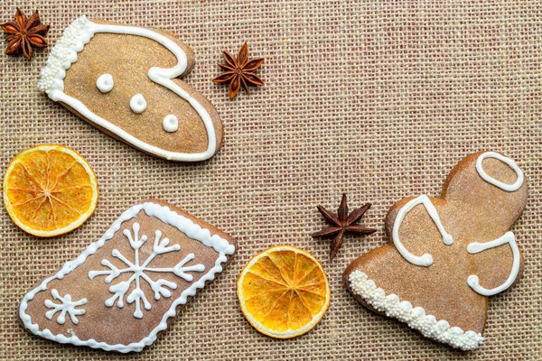 Homem do pão de gengibre. Xmas caseiro Ginger, biscoitos de mel no fundo de linho. Feliz Natal cartão de saudação, banner. Férias de inverno tema xmas. Feliz Ano Novo. Espaço para texto — Fotografia de Stock