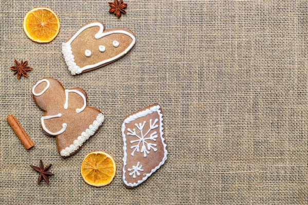 Gingerbread man. Xmas homemade Ginger, Honey cookies on linen background. Merry Christmas greeting card, banner. Winter holiday xmas theme. Happy New Year. Space for text — Stock Photo, Image