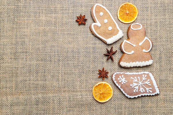 Cookies background. Christmas homemade gingerbread cookies on linen fabric. Celebration cooking Winter concept. New year and christmas postcard or invitation — Stock Photo, Image