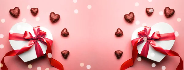 Baner Walentynkowy. Pudełko w kształcie serca z czerwoną wstążką izolowane na czerwono. Romantyczny szablon wiadomości z przestrzenią do kopiowania. — Zdjęcie stockowe