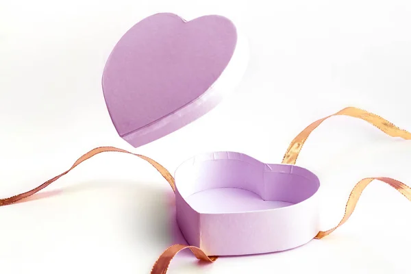 Tarjeta de San Valentín. Caja de regalo rosa en forma de corazón aislada sobre fondo blanco. Plantilla de mensaje romántico con espacio de copia . —  Fotos de Stock