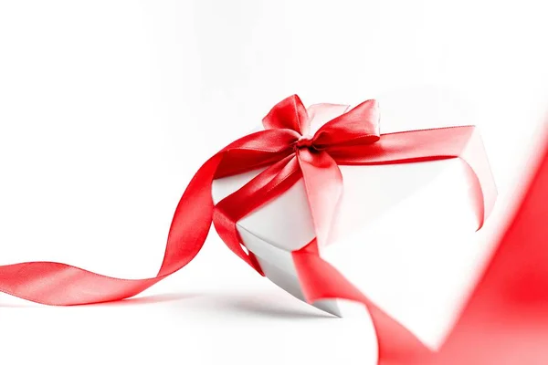 Valentin napi ajándék doboz piros szalaggal elszigetelt fehér alapon. Fogalom Valentin, évforduló, anyák napi és születésnapi köszöntés, copyspace, topview. — Stock Fotó