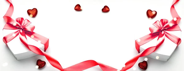 Tarjeta de San Valentín. Caja de regalo en forma de corazón con cinta roja aislada en blanco. Plantilla de mensaje romántico con espacio de copia . — Foto de Stock