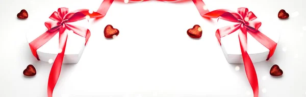 Composizione San Valentino: confezione regalo bianca con fiocco e cuore a nastro rosso, modello fotografico, sfondo. Vista dall'alto con spazio copia, romanticismo vacanza stagionale — Foto Stock