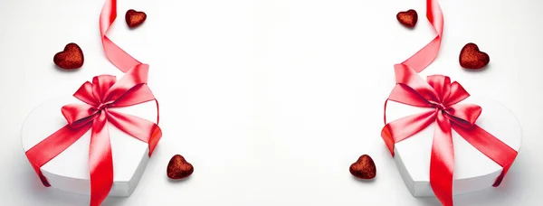 Walentynki pudełko z czerwoną wstążką izolowane na białym tle. Koncepcja Walentynek, rocznica, dzień matki i urodziny pozdrowienia, przestrzeń do kopiowania, topview. — Zdjęcie stockowe
