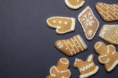 Noel şekeri. Zencefilli kurabiyeli Noel çerçevesi. Mutlu Noeller, afiş. Kış tatili Xmas teması. - Mutlu yıllar. Metin için boşluk