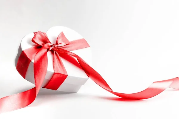 Valentin napi kártya. Szív alakú ajándékdoboz piros szalaggal, fehér alapon elszigetelve. Romantikus üzenet sablon másolási hellyel. — Stock Fotó