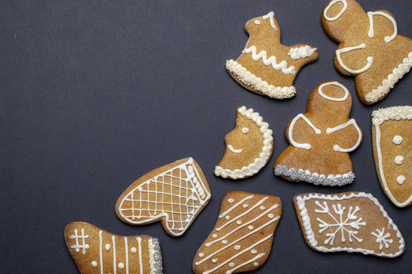 Galletas de jengibre, pan de jengibre casero de Navidad con espacio de copia vacío. Celebración de cocina concepto de invierno. Año Nuevo y Navidad postal o invitación — Foto de Stock