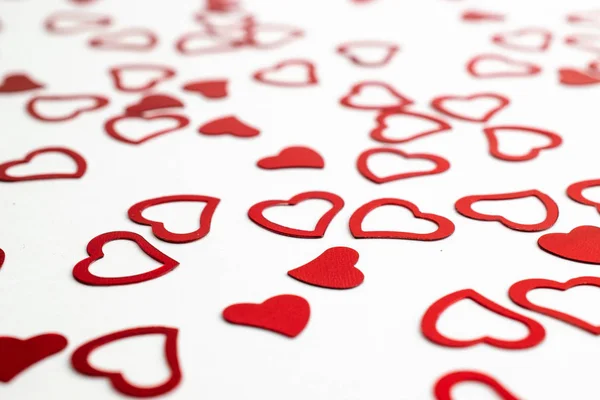 Día de San Valentín rojo Corazón forma confeti salpicadura en blanco. Símbolo del amor . —  Fotos de Stock