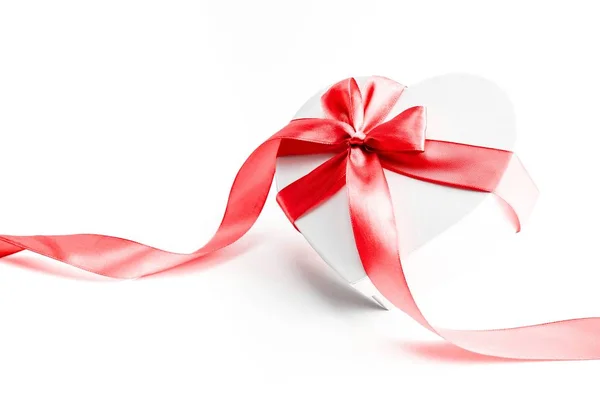 Caja de regalo de San Valentín con cinta roja aislada sobre fondo blanco. Concepto de San Valentín, aniversario, saludo de cumpleaños y día de la madre, copyspace, topview . — Foto de Stock