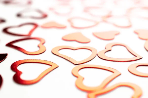 Patrón de San Valentín. Salpicadura de confeti rojo en forma de corazón sobre blanco. Textura romántica de corazones dispersos. Amor. . —  Fotos de Stock