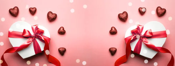 Banner del día de San Valentín. Caja de regalo en forma de corazón con cinta roja aislada en rojo. Plantilla de mensaje romántico con espacio de copia . —  Fotos de Stock