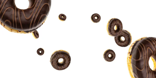 Bakade ohälsosamma runda. Fallande chokladmunkar isolerade på vitt. — Stockfoto