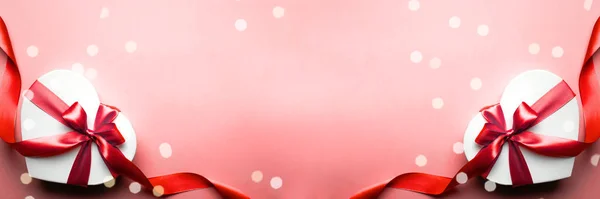 Dárek na Valentýna. Dárková krabice ve tvaru bílého srdce s červenou mašlí na Valentýna, narozeniny, Den matek. Ležel. Symbol lásky. — Stock fotografie