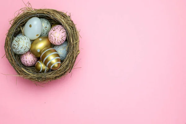 Καλό Πάσχα. Πολύχρωμο λάμψη διακοσμημένα αυγά απομονώνονται σε ροζ. Για ευχετήρια κάρτα, προώθηση, αφίσα, φυλλάδιο, web-banner, άρθρο — Φωτογραφία Αρχείου