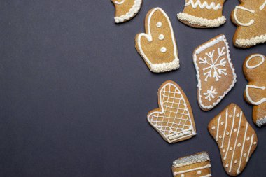 Kurabiyeler üst tarafta. Noel ev yapımı zencefilli ekmek, dekorasyon ve hediyeler. Mutlu Noeller, afiş. Kış tatili Xmas teması. - Mutlu yıllar. Metin için boşluk