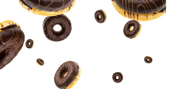 Assado redondo insalubre. Queda de donuts de chocolate isolado em branco . — Fotografia de Stock