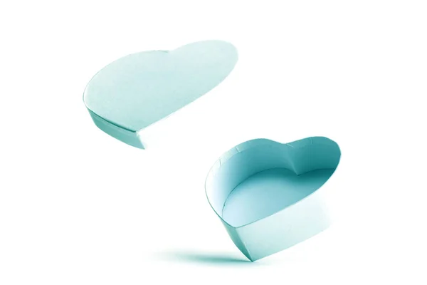 Carte de Saint Valentin. Coffret cadeau en forme de coeur turquoise isolé sur fond blanc. Modèle de message romantique avec espace de copie . — Photo