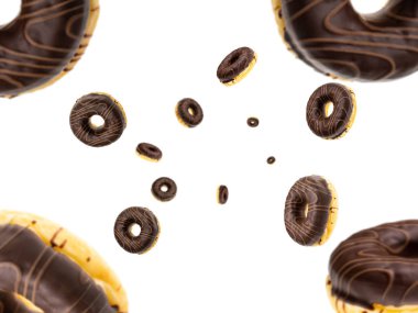Düşen çikolatalı çörekler beyaz arka planda izole edilmiş. Tatlı şekerli donutlar..