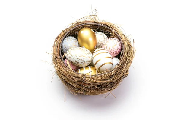 Χαρούμενα πασχαλινά αυγά λευκό φόντο. Χρυσή λάμψη διακοσμημένα αυγά στο καλάθι, για ευχετήρια κάρτα, προώθηση, αφίσα — Φωτογραφία Αρχείου