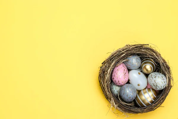 Καλό Πάσχα. Πολύχρωμο λάμψη διακοσμημένα αυγά απομονώνονται σε κίτρινο. Για ευχετήρια κάρτα, προώθηση, αφίσα, φυλλάδιο, web-banner, άρθρο — Φωτογραφία Αρχείου