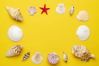 Merhaba Summer sarı arkaplanlı kırmızı denizyıldızı mesajı. Merhaba yaz tatili konsepti düz poster konsepti.