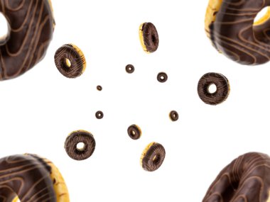 Uçan kurabiye. Yuvarlak tatlı çörekler beyaz arka planda uçuyor