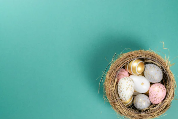 Πασχαλινό τυρκουάζ. Σύνθεση του Πάσχα: χρυσή λάμψη διακοσμημένα αυγά στο καλάθι. Για ευχετήρια κάρτα, προαγωγή, αφίσα, — Φωτογραφία Αρχείου