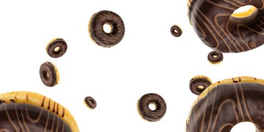 Uçan kurabiye. Yuvarlak tatlı çörekler beyaz arka planda uçuyor