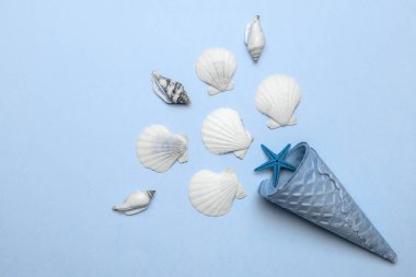 Mermi izleri. Modaya uygun akuamarin açık mavi pastel renkte deniz yıldızı ve deniz kabuğu şeklindedir. Yaz dönemi. Kopyalama alanı olan üst görünüm.