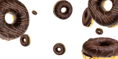 Fırın keki. Beyaz arka plana düşen taze çikolatalı kurabiyeler..