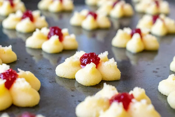 Haciendo galletas. Serpientes orgánicas cálidas, de color marrón dorado en bandeja para hornear. Profundidad superficial del campo — Foto de Stock