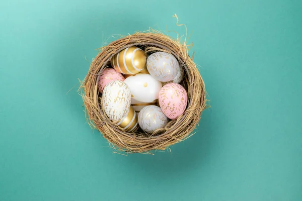 Καλάθι Πάσχα με πολύχρωμο λάμψη διακοσμημένα αυγά που απομονώνονται σε τυρκουάζ φόντο. για αφίσα ή φυλλάδιο σας. — Φωτογραφία Αρχείου