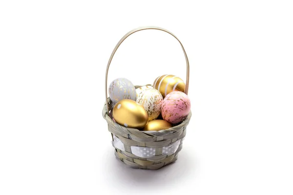Πασχαλινό αυγό φόντο με χρυσή λάμψη διακοσμημένα αυγά στο καλάθι που απομονώνονται σε λευκό. Καλό Πάσχα.. — Φωτογραφία Αρχείου