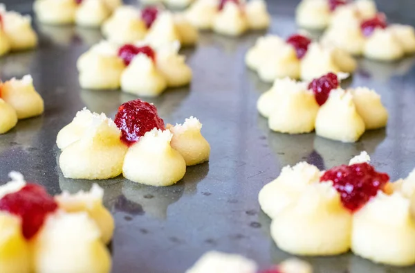 Patrón de galletas. Serpientes orgánicas naturales hechas a mano en bandeja para hornear lista para el horno. Fondo alimentario — Foto de Stock