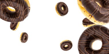 Kurabiye arka planı. Beyaz çöreğin üzerine düşen jöleli tatlı çörek. Tatlı şekerli yiyecek..