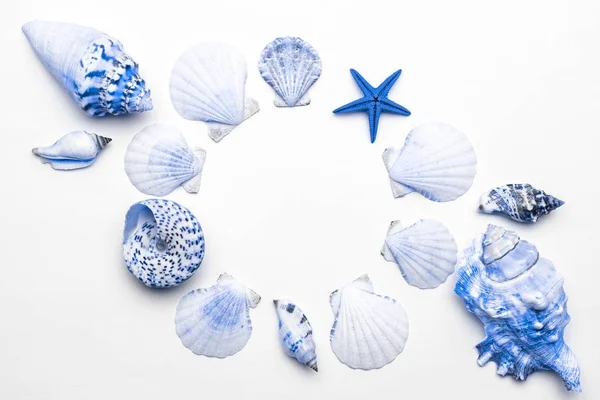 Fondo vacaciones de verano. Marco de moda aguamarina luz azul pastel conchas de color, estrellas de mar aisladas sobre fondo blanco. El verano se acerca concepto —  Fotos de Stock