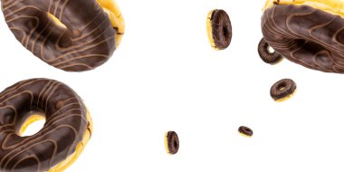 Lezzetli hamur işi kahvaltı. Uçan kurabiye. Yuvarlak tatlı çörekler beyaz arka planda uçuyor