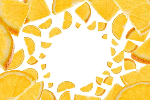 Fond de tangerine. Tranches de fruits orange volantes dans l'air. Agrumes isolés. Concept de nourriture fraîche . — Photo