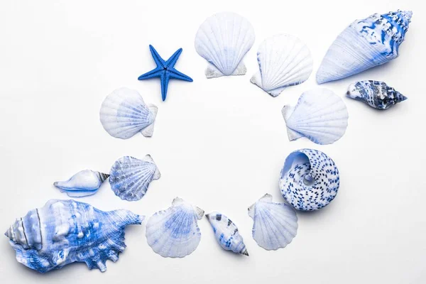 Affiche de vacances d'été avec coquillages de mer bleu clair aquamarine et étoiles de mer sur fond blanc, espace de copie. Concept de voyage ou de vacances avec vue de dessus. Pose plate — Photo