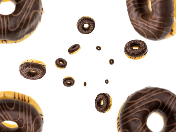 Летающий фон. Падение шоколадных пончиков изолировано на белом. Глазурованные брызги . — стоковое фото