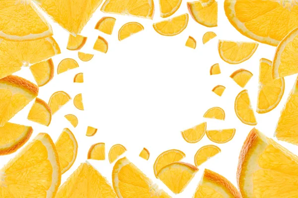 Fond abstrait orange. Fruits à la mandarine tranchés tombant dans l'air. Concentration sélective . — Photo