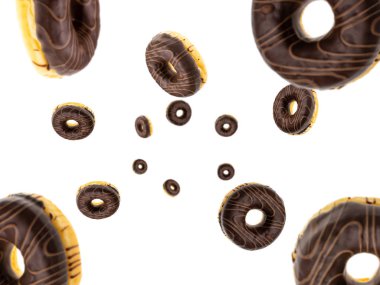 Beyaz üzerine izole edilmiş yuvarlak tatlı çörekler. Arka planda kal. Jöleli şekerleme..